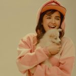 Shirley Setia Instagram - Cuteness level … MAX!! 🐶❤️ Hoodie ka video dekha? Kaisa lagaa? Let me know in the comments below! Also @akullofficial and I will be coming live on IG today at 6pm. See you there 🤗 📷: @afrographer #hoodie #shirleysetia #akullonthebeat