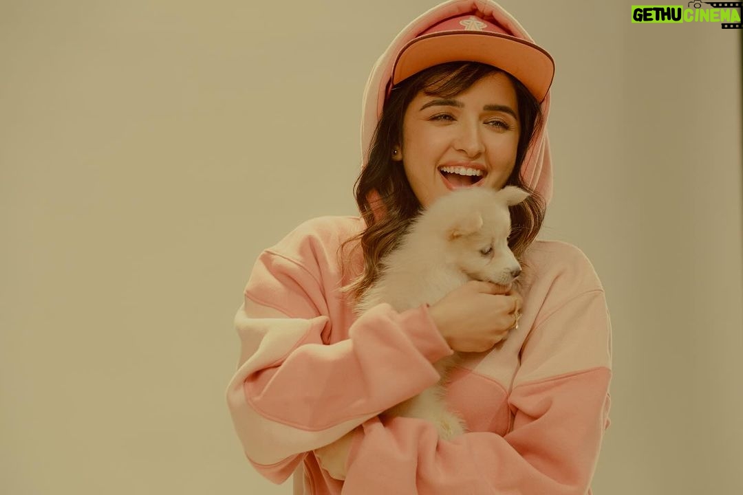 Shirley Setia Instagram - Cuteness level β¦ MAX!! πΆβ€οΈ Hoodie ka video dekha? Kaisa lagaa? Let me know in the comments below! Also @akullofficial and I will be coming live on IG today at 6pm. See you there π€ π·: @afrographer #hoodie #shirleysetia #akullonthebeat