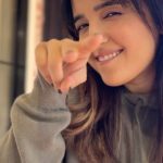 Shirley Setia Instagram - Teri yaad mein aaj teri Hoodie pehni haii 🤭🫶🏻 Share your dance reels on the hookstep of our song Hoodie, we will reshare the best ones 🫰🏻 Dancing away w/ @_deepikataneja & @sakshi____kashyap 🎥 & 💃🏻 : @manan.s #hoodie #shirleysetia #akullonthebeat #vyrloriginals #reelitfeelit #dance #newmusic