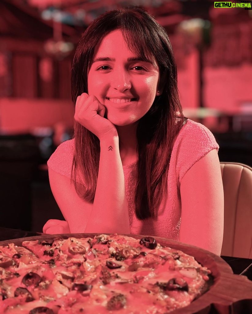 Shirley Setia Instagram - Pizza AND PROtraits? My night could not get better! 🍕 Swipe to see the power of its Studio-Quality Aura Light Portrait and use my code TZT000814C for INR 1000 on vivo.com under the discount section and pre-book the all new @vivo_india V30 Series now. I’ve always loved this cafe but the lightning here meant I could never get good photos. Until I learned how to #BeThePro and click amazing PROtraits! #V30Series #DesignPro #PROtraits #vivoV30Pro #vivoV30 #Ad