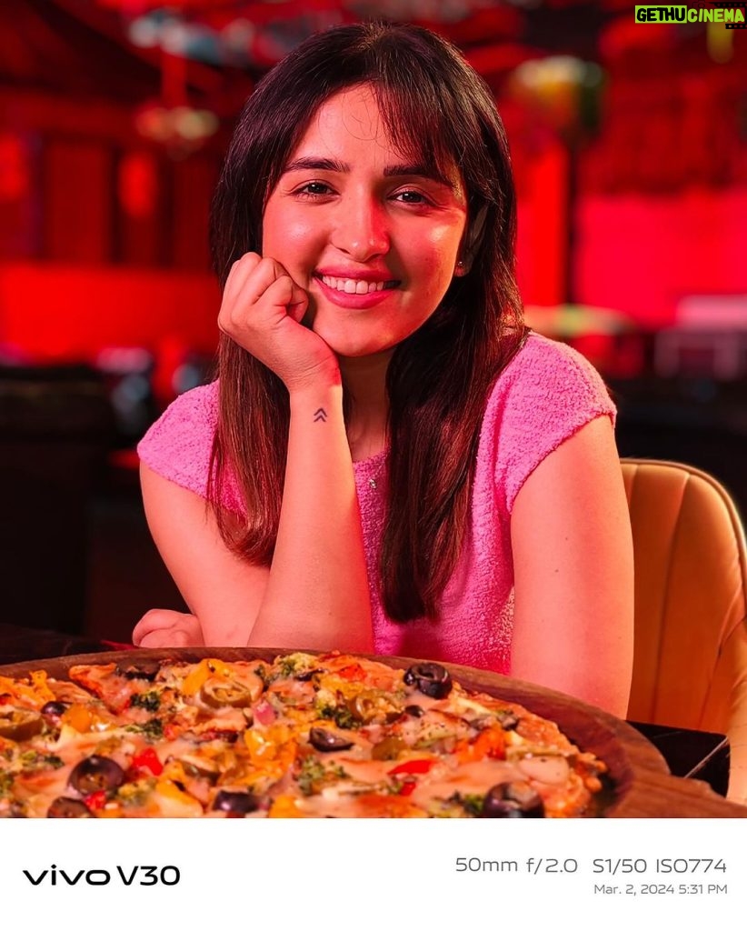 Shirley Setia Instagram - Pizza AND PROtraits? My night could not get better! 🍕 Swipe to see the power of its Studio-Quality Aura Light Portrait and use my code TZT000814C for INR 1000 on vivo.com under the discount section and pre-book the all new @vivo_india V30 Series now. I’ve always loved this cafe but the lightning here meant I could never get good photos. Until I learned how to #BeThePro and click amazing PROtraits! #V30Series #DesignPro #PROtraits #vivoV30Pro #vivoV30 #Ad