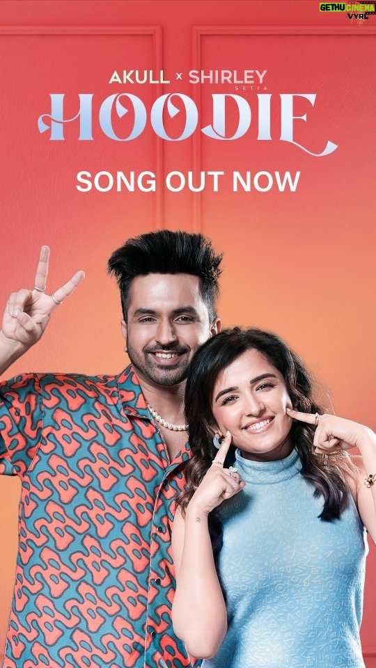 Shirley Setia Instagram - Pyaar Cuteness aur #Hoodie. 🥰 Song out now on @vyrloriginals YouTube channel. Link in bio. #VYRLOriginals #SongOutNow #AkullOnTheBeat #ShirleySetia #MellowD