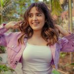Shirley Setia Instagram – Even after hours on stage, I don’t worry about frizzy hair because of the 2-minute Magic Masque from @lovebeautyandplanet_in. Infused with Argan Oil & Lavender. 
I absolutely love my frizz-free hair💜

#Ad #lovebeautyandplanet #haircare #frizzfreehair #hairroutine #shirleysetia