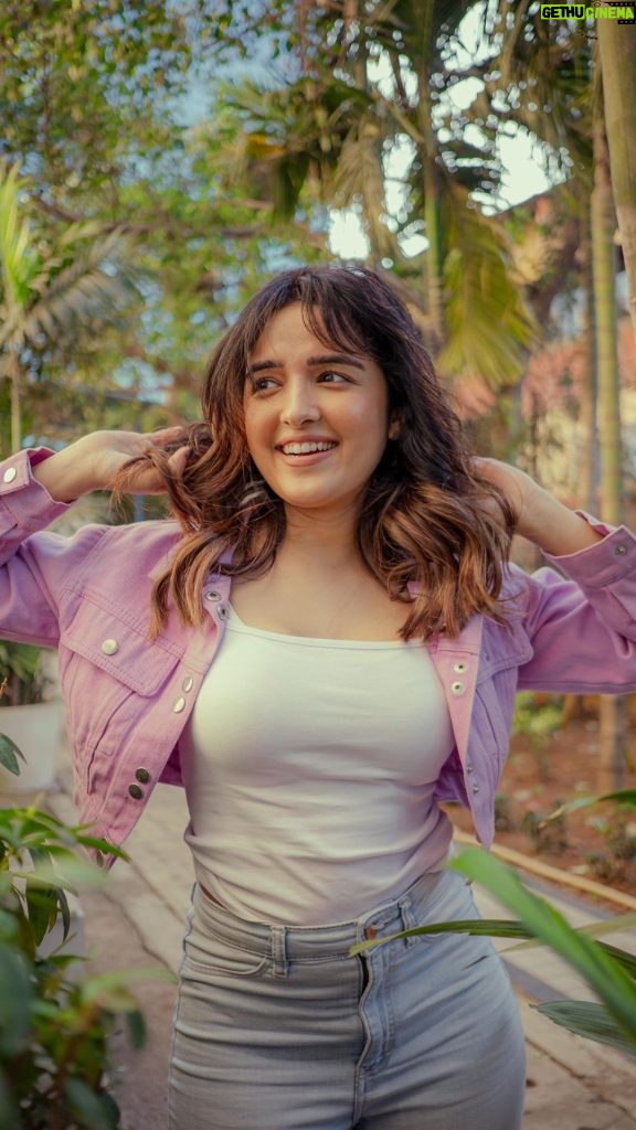 Shirley Setia Instagram - Even after hours on stage, I don’t worry about frizzy hair because of the 2-minute Magic Masque from @lovebeautyandplanet_in. Infused with Argan Oil & Lavender. I absolutely love my frizz-free hair💜 #Ad #lovebeautyandplanet #haircare #frizzfreehair #hairroutine #shirleysetia