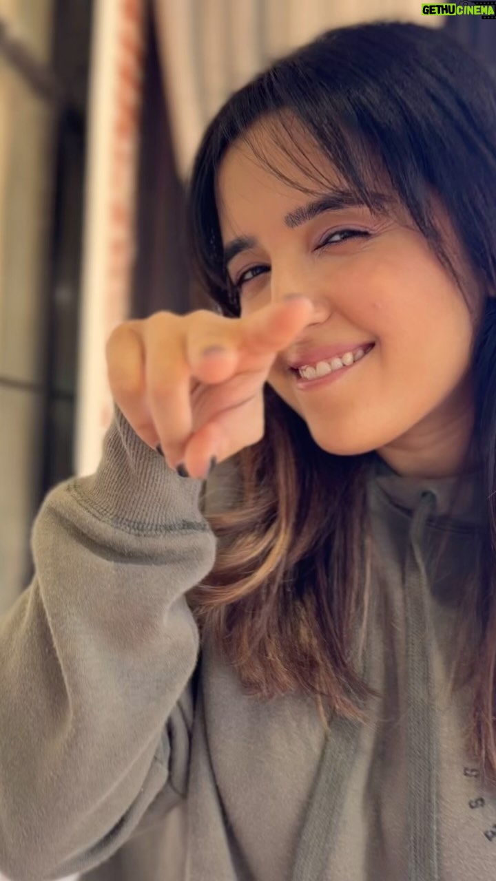 Shirley Setia Instagram - Teri yaad mein aaj teri Hoodie pehni haii π€π«Άπ» Share your dance reels on the hookstep of our song Hoodie, we will reshare the best ones π«°π» Dancing away w/ @_deepikataneja & @sakshi____kashyap π₯ & ππ» : @manan.s #hoodie #shirleysetia #akullonthebeat #vyrloriginals #reelitfeelit #dance #newmusic