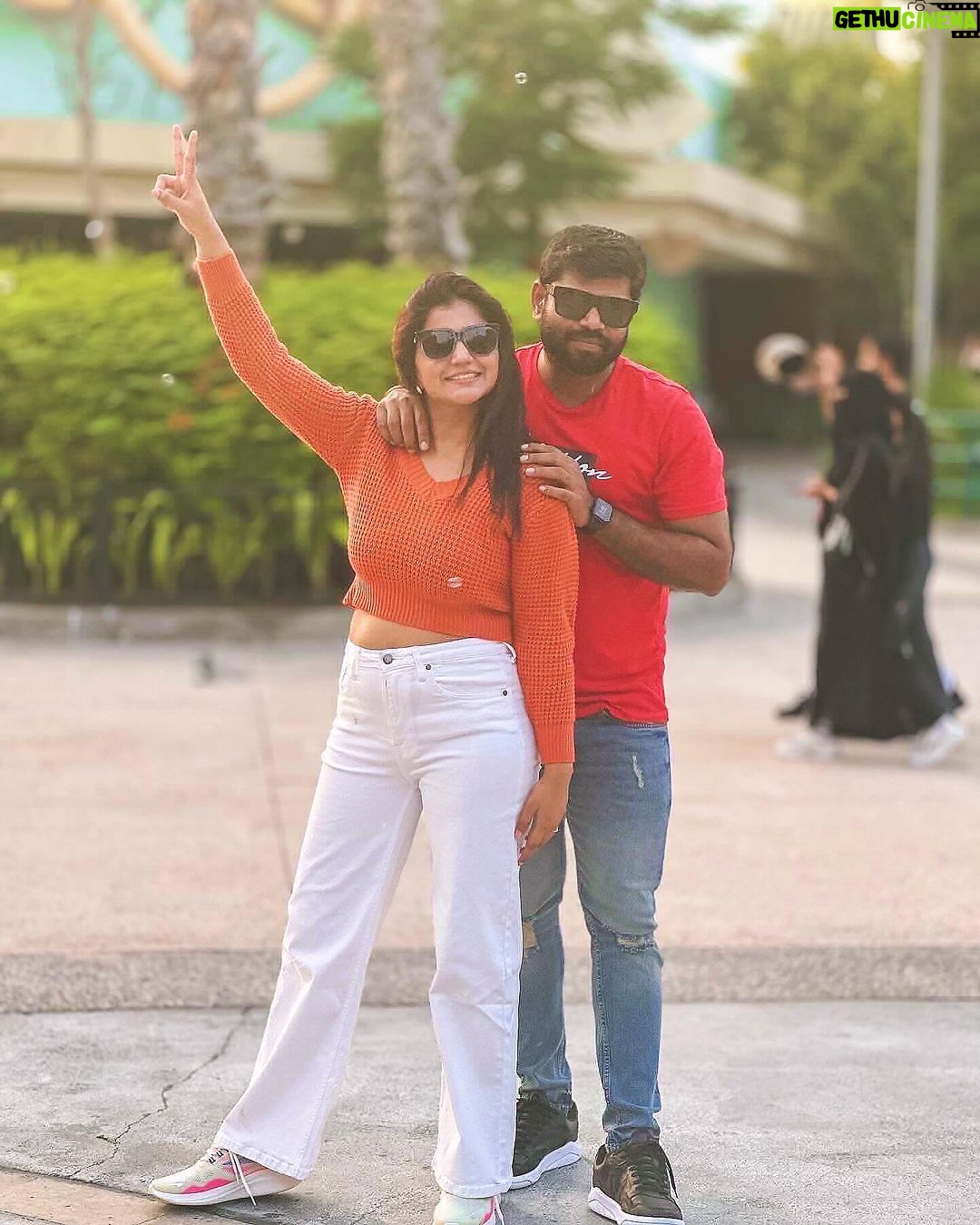 Shiva Jyothi Instagram - #dubai🇦🇪 #motiongatedubai #day1 . . . . #newpost #instagram #instagood #dubai #travelphotography #traveldairies #explore #husbendandwife #family #shivajyothi #jyothakka Motiongate - Dubai Parks & Resorts