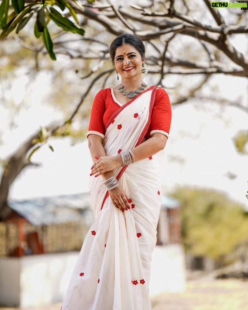 Shiva Jyothi Instagram - Women are the real architects of society.❤️ . . . Styled & Costume Designed by @navya.marouthu Jewellery @navya.marouthu MUA @rekha_makeoverartistry Pics @thehashtag_photography @jus_sonu #newpost #instagood #instagram #shivajyothi #jyothakka #navyamarouthu #saree #sareelook