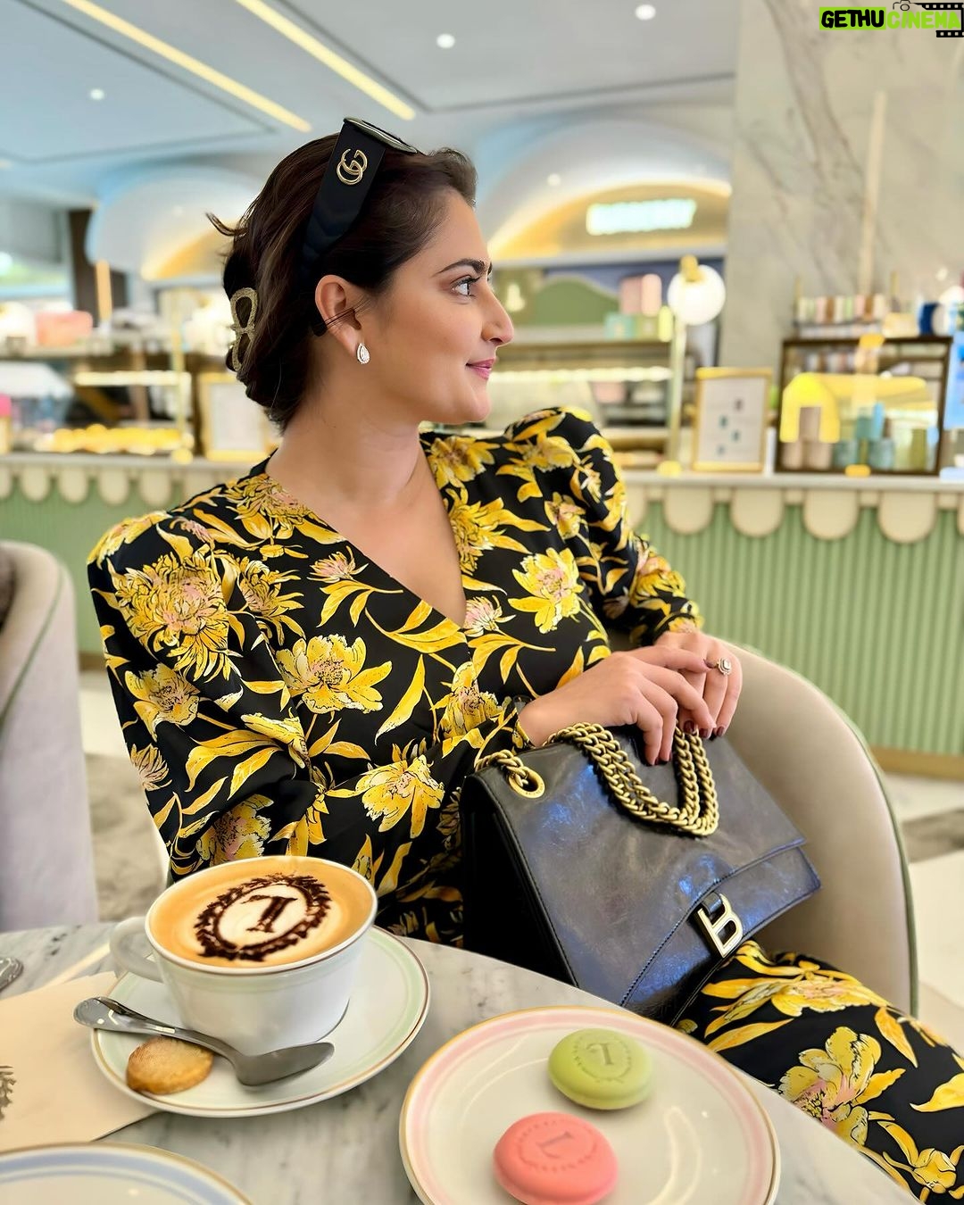 Shivaleeka Oberoi Instagram - Coffee anyone? 🌻💭☕️