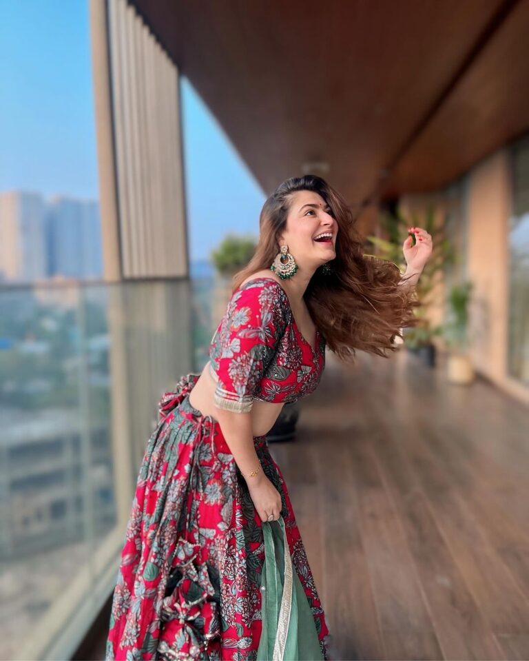 Shivaleeka Oberoi Instagram - In my moment 🌺 Which song comes to your mind? 🎶🤭