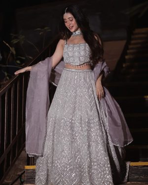 Shivangi Joshi Instagram - 🌙 

Styled By:- @nehaadhvikmahajan
👗Outfit:- @neerusindia @neerusprive
💎Jewellery:- @koharbykanika
 Hair:- @sunny_hairr