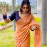 Shivani Narayanan Instagram - When the random videos u shot syncs on point why not to share it 🤷‍♀️ #retrovibe On a funny note, I like this song #katterumbuvibe