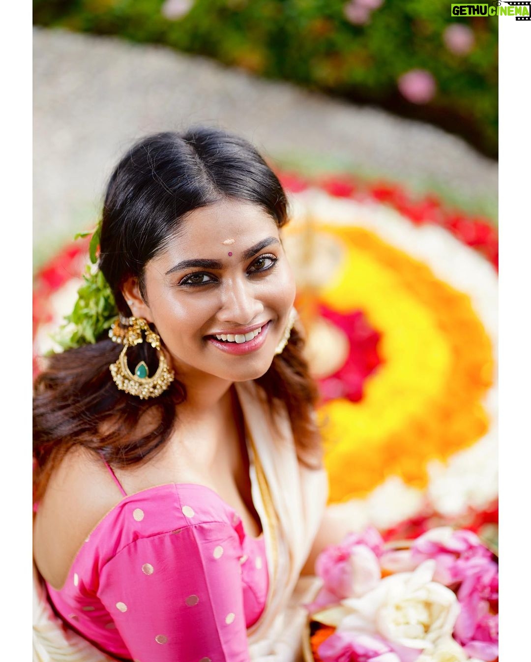 Shivani Narayanan Instagram - Welcoming Onam ☺️🌺🌹🌸🌼🪷 #onam2023 📸 @sathish_photography49