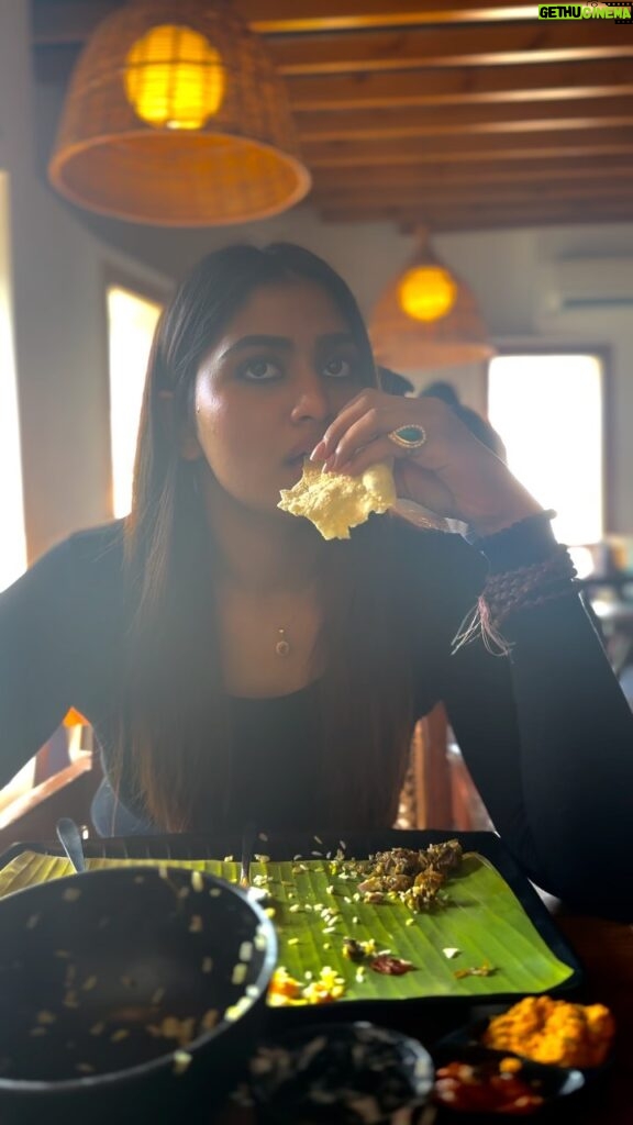 Shivani Narayanan Instagram - On the floor baby …. Hit it hard baby 😉🍚 #foodforlife #happytummy