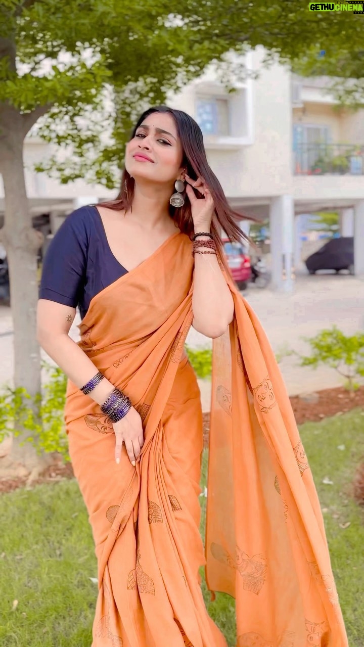 Shivani Narayanan Instagram - What Jhumka with “Heavy Jhumka”🌹 Effortlessly vibing to the song 🤷♀️ #nothingmuch #casual 🤗
