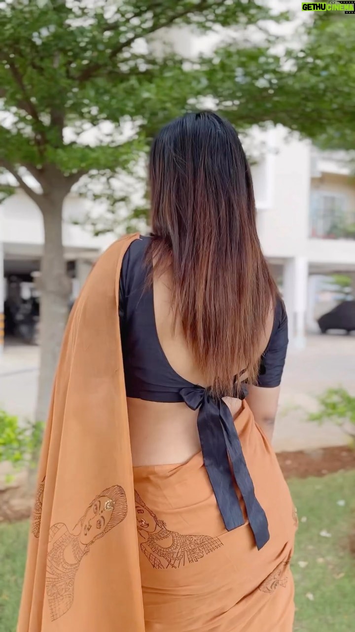 Shivani Narayanan Instagram - Just up for a small walk 👼 #sareelove #heeriye Saree @thariibyshrutika