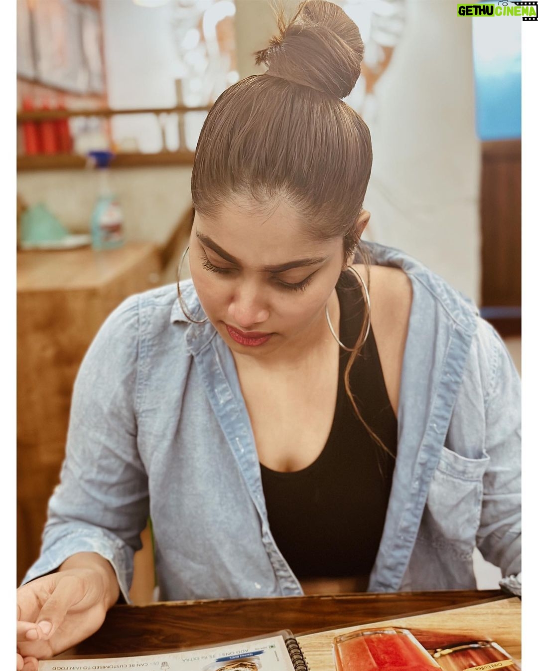 Shivani Narayanan Instagram - Faces I make while wondering what to order 💭🤷♀️