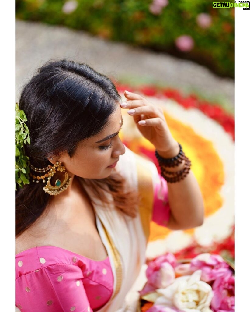 Shivani Narayanan Instagram - Welcoming Onam ☺🌺🌹🌸🌼🪷 #onam2023 📸 @sathish_photography49