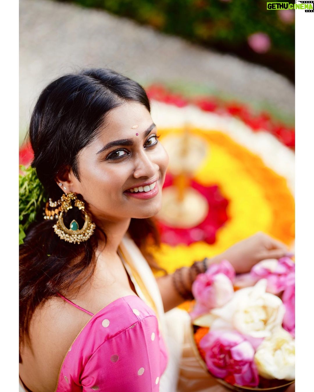 Shivani Narayanan Instagram - Welcoming Onam ☺️🌺🌹🌸🌼🪷 #onam2023 📸 @sathish_photography49