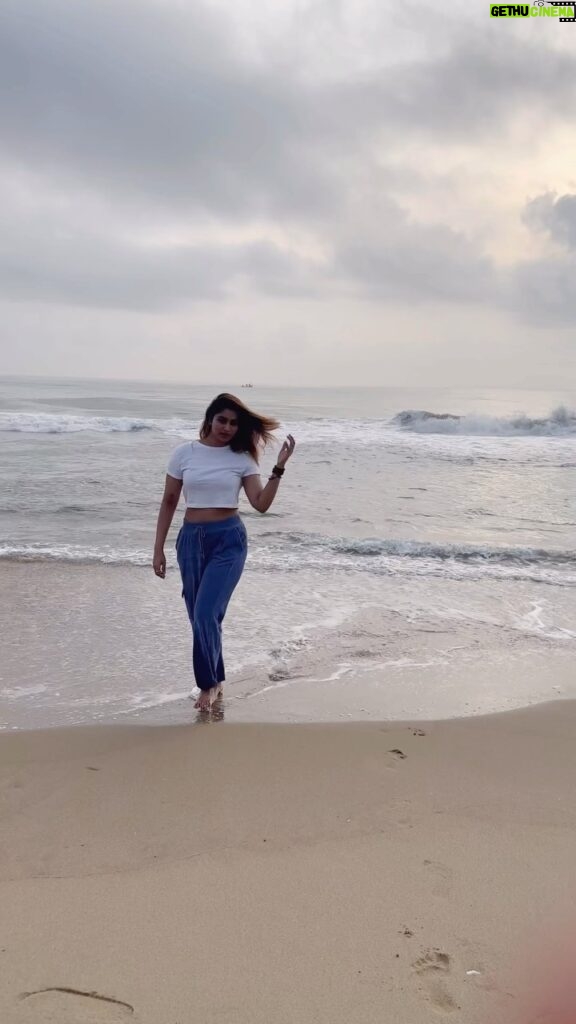 Shivani Narayanan Instagram - Just an ordinary walk by the beach 🏝
