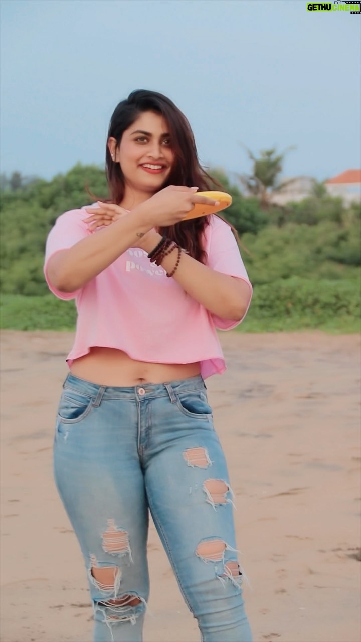 Shivani Narayanan Instagram - Frisbee Fun 🤩 #comeletsplayfrisbee Any frisbee lovers ?😉