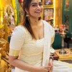 Shivani Narayanan Instagram - Happy Pooja day 🤍🪷 #aayudhapooja #saraswathipooja Outfit @tnt_designstudio Styling @ishwaryaalaguvel