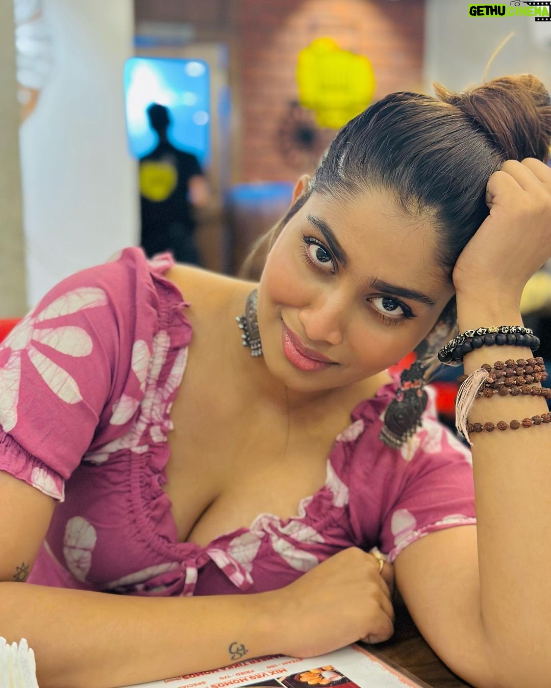 Shivani Narayanan Instagram - I see you 😎