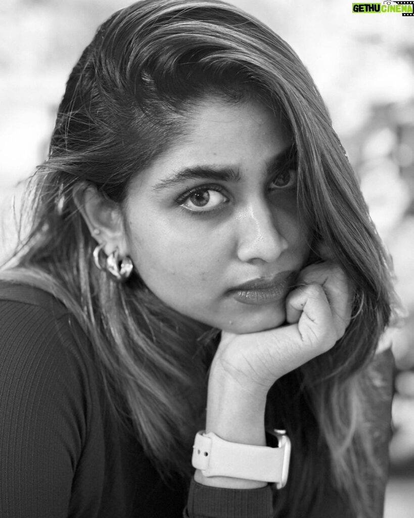 Shivani Narayanan Instagram - Straight into your eyes 🤎
