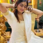Shivani Narayanan Instagram - Happy Pooja day 🤍🪷 #aayudhapooja #saraswathipooja Outfit @tnt_designstudio Styling @ishwaryaalaguvel