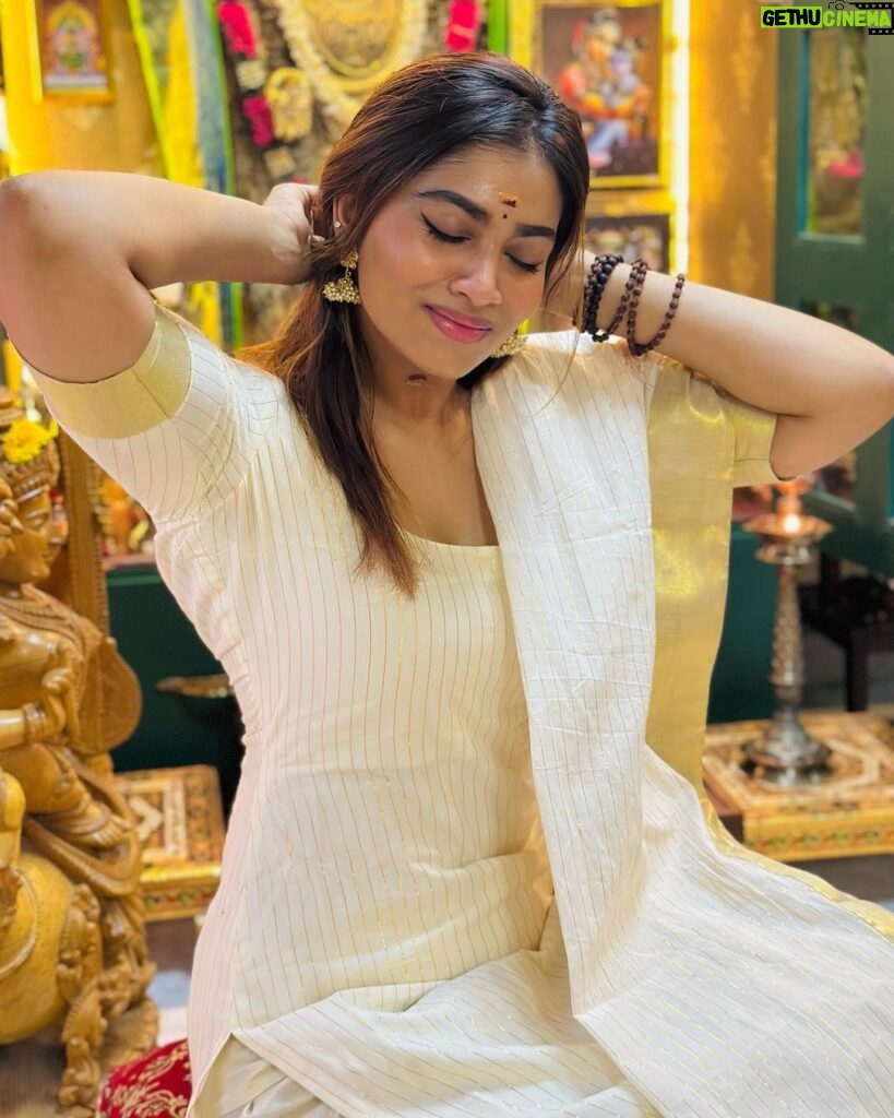 Shivani Narayanan Instagram - Happy Pooja day 🤍🪷 #aayudhapooja #saraswathipooja Outfit @tnt_designstudio Styling @ishwaryaalaguvel