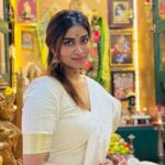 Shivani Narayanan Instagram - Happy Pooja day 🤍🪷 #aayudhapooja #saraswathipooja Outfit @tnt_designstudio Styling @ishwaryaalaguvel