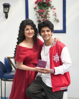 Shivani Sangita Instagram - **GIVEAWAY ALERT ft. Chandi Bhandar**

“Love is in the air, and Chandi Bhandar is spreading it with its Giveaway this Valentine’s Week! 💖✨ Embrace the week with Chandi Bhandar for your loved ones.

 Giveaway Rules:

- Follow @chandibhandarofficial 
- Tell us what you love about Chandi Bhandar.
- Tag 3 friends in the comment section and You will get Bonus points if your tagged friends follow us too! 🌟 

We will announce the 10 Lucky winners on the 13th of Feb and who get to collect their prizes from our store in a time period of within week. Let the love and giveaways begin! 🎁🌹 

What are you waiting for??? Participate Now!!!

#GiftaChandiBhandar #ValentinesDaySpecial #ChandiBhandar #LoveIsInTheAir #ChandiBhandar #FriendshipBond #SilverJewellery #GlamourousPieces #AccessorizeInStyle #SparkleAndShine #Amogh #SilverLove #WeddingJourney #ChandiBhandar #venus