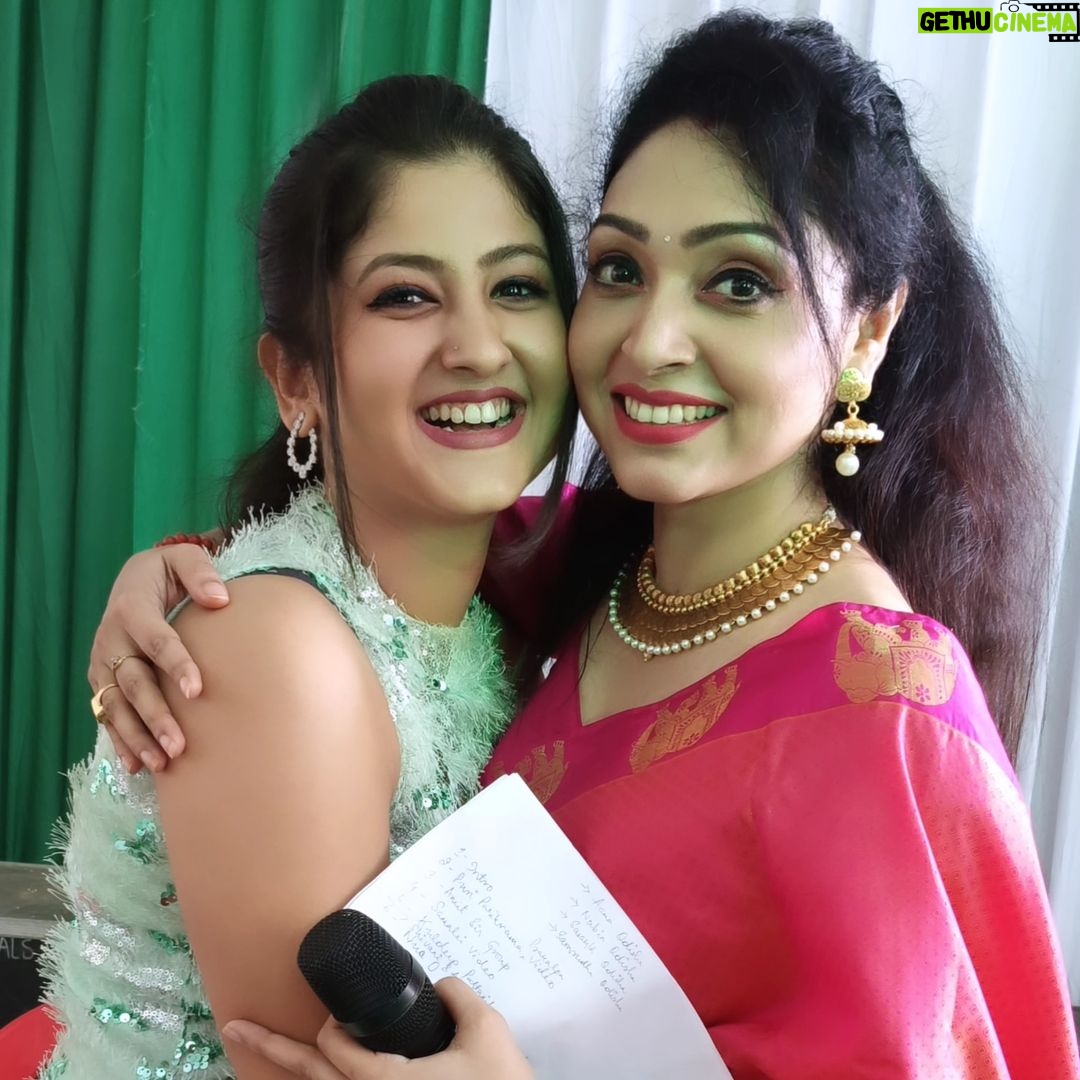 Shivani Sangita Instagram - I rem we doing a reel on this song on ur bday..But posting today's pic again with the same song is ❤️.. Live from Nua O event.. #Gungunn #sivani #actorlife #eventlife #nuao #nuaofest #bbsr #bjbcollege BJB Autonomous College, Bhubaneswar