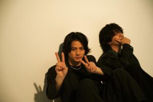 Sho Hirano Instagram - 俺の芸歴11年の培ったポージング。
そう。
ピースです
芸能界にいて一番の得意ポーズが、
そう。
ピースです
