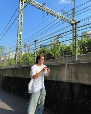 Sho Hirano Instagram - レモネードの後の散歩。
東京で地上走ってる電車見れる方が
レアじゃない？
あれ、おれだけ？笑
あと、4枚目サングラスななめってない？
あれ、ださくない？笑