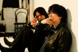 Sho Hirano Instagram - 俺の芸歴11年の培ったポージング。
そう。
ピースです
芸能界にいて一番の得意ポーズが、
そう。
ピースです