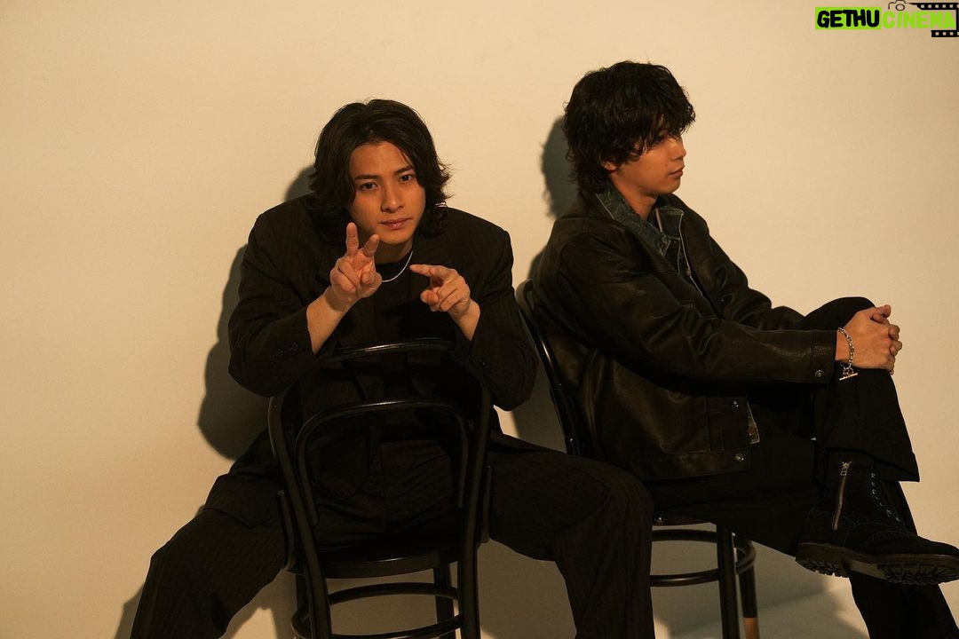 Sho Hirano - 1.2 Million Likes - 俺の芸歴11年の培ったポージング。
そう。
ピースです
芸能界にいて一番の得意ポーズが、
そう。
ピースです