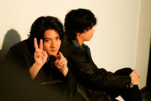 Sho Hirano Instagram - 俺の芸歴11年の培ったポージング。
そう。
ピースです
芸能界にいて一番の得意ポーズが、
そう。
ピースです