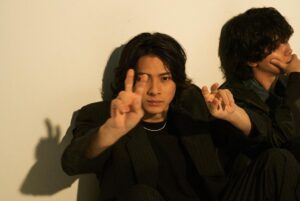 Sho Hirano Instagram - 俺の芸歴11年の培ったポージング。
そう。
ピースです
芸能界にいて一番の得意ポーズが、
そう。
ピースです
