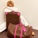 Sho Hirano Instagram – ルイ・ヴィトンとパートナーシップを結ぶことになりました。

「旅の真髄（こころ）」の精神を受け継ぐルイ・ヴィトンの世界をこれから皆さんにお伝えしていきます。

ぜひ一緒に楽しみましょう！

I’m happy to announce to you the start of a very special partnership with Louis Vuitton. 
I am excited for this journey.

Please enjoy this together with me!

#LouisVuitton #LVFashion @LouisVuitton