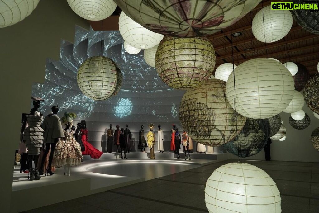 Shohei Miura Instagram - 「クリスチャン・ディオール、夢のクチュリエ」展が東京都現代美術館で開幕！ 圧巻の空間演出とDiorの素晴らしい歴史をぜひ一度観に行ってみて下さい！ そしてバッタリ井田君に遭遇しました！ @Dior #Dior #ディオール #DiorDesignerOfDreams
