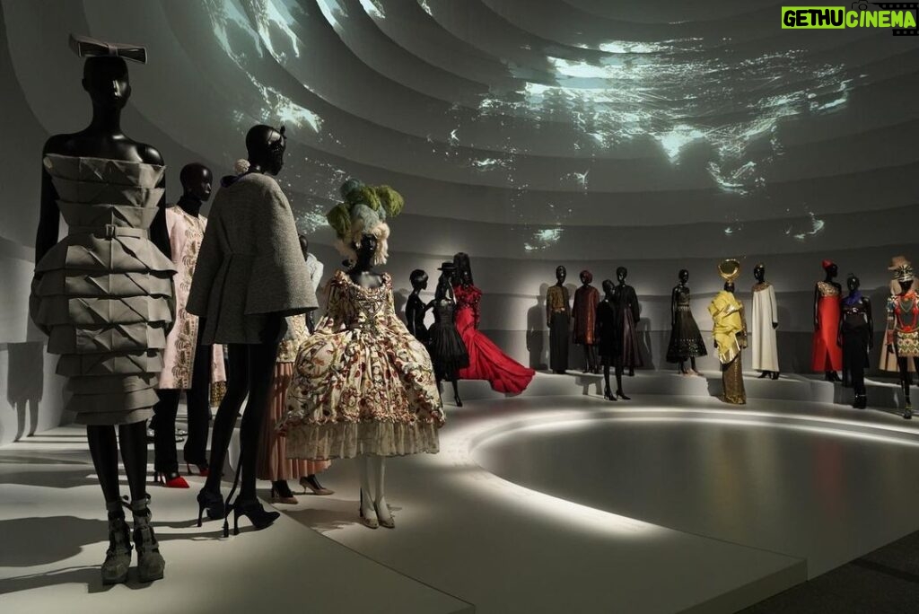 Shohei Miura Instagram - 「クリスチャン・ディオール、夢のクチュリエ」展が東京都現代美術館で開幕！ 圧巻の空間演出とDiorの素晴らしい歴史をぜひ一度観に行ってみて下さい！ そしてバッタリ井田君に遭遇しました！ @Dior #Dior #ディオール #DiorDesignerOfDreams