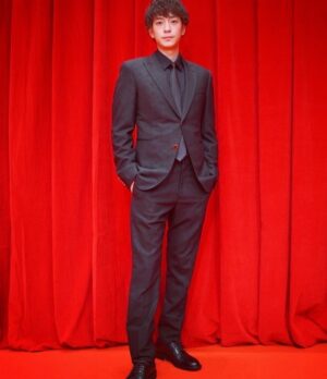 Shohei Miura Instagram - 昨日は映画嘘喰いのジャパンプレミアでした。
#嘘喰い
#ジャパンプレミア
#2/11公開

@louisvuitton