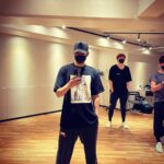 Shohei Miura Instagram - 後ろにゴールデンレトリバー…？ なんだ、優君か…。 いや、演出家だ！！！ #カーテンズ