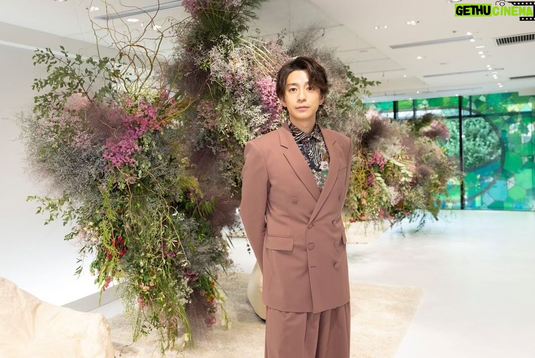 Shohei Miura Instagram - 🍾💐🥀🍾 ペリエ ジュエ POP-UPイベント 「THE HOUSE OF WONDER by Perrier-Jouët」 開催中です!!! シャンパーニュとアートを心ゆくまで愉しめる、ブランド史上最大規模のPOP-UPが 2023年10月12日(木)~10月29日(日)の間、WITH HARAJUKUで開催中です。 #PR #ペリエジュエ #Perrierjouet #花はすべてのはじまり #thehouseofwonder