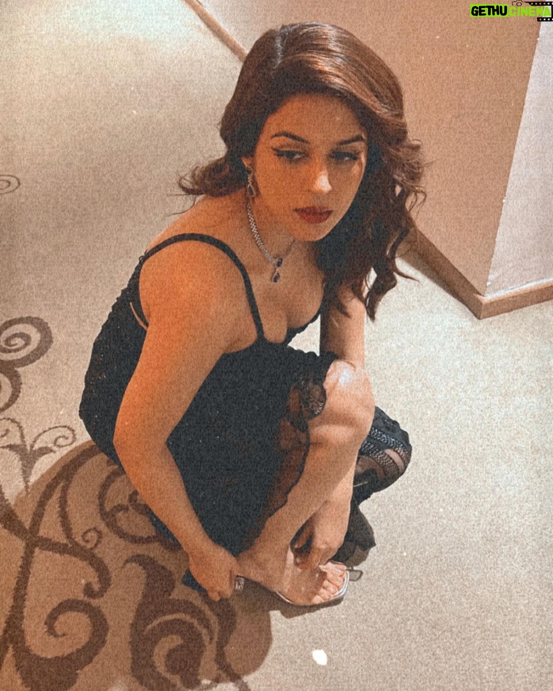 Shraddha Das Instagram - 🗝️🔏 Gown : @majesticbyjapnah Styling : @baharberii Make up : @hareshwarp Hair : @arbazshaikh6210 Jewellery : @the_jewel_gallery Radisson Blu Plaza Hotel Hyderabad Banjara Hills
