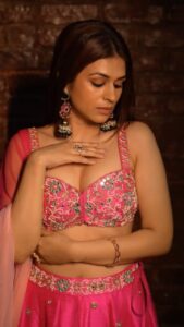 Shraddha Das Instagram - 🕯️ Outfits and jewellery :- @pritisahnidesigns MUA :- @makeoverbyamiofficial Hair artist :- @jyotiwaikar_makeupartist Photography :- @ashwinmahajain_ Mumbai, Maharashtra