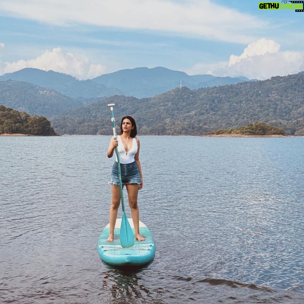 Shraddha Das Instagram - Tried Paddleboarding for the first time 🚣‍♀🌝 Balance is key this birthday 😉 📸 @_achuth_ @naadpriya Rukgala Retreat
