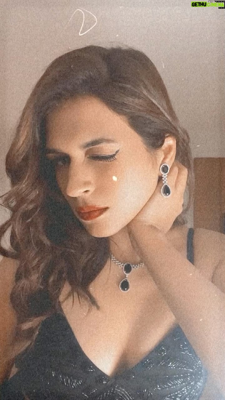 Shraddha Das Instagram - Yeah I can love me better than you can 😉 Gown : @majesticbyjapnah Styling : @baharberii Make up : @hareshwarp Hair : @arbazshaikh6210 Jewellery : @the_jewel_gallery Edit : @arpitaa_15 Radisson Blu Plaza Hotel Hyderabad Banjara Hills