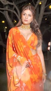 Shraddha Das Instagram - Tumhe kaisi lagti hu😉 Saree : @harshitasinghviofficial Stylist : @baharberii Make up : @raashikashetty Hair : @arbazshaikh6210 Jewellery : @the_jewel_gallery Location : @novotelhydairport Edit : @arpitaa_15 Novotel Hyderabad Airport