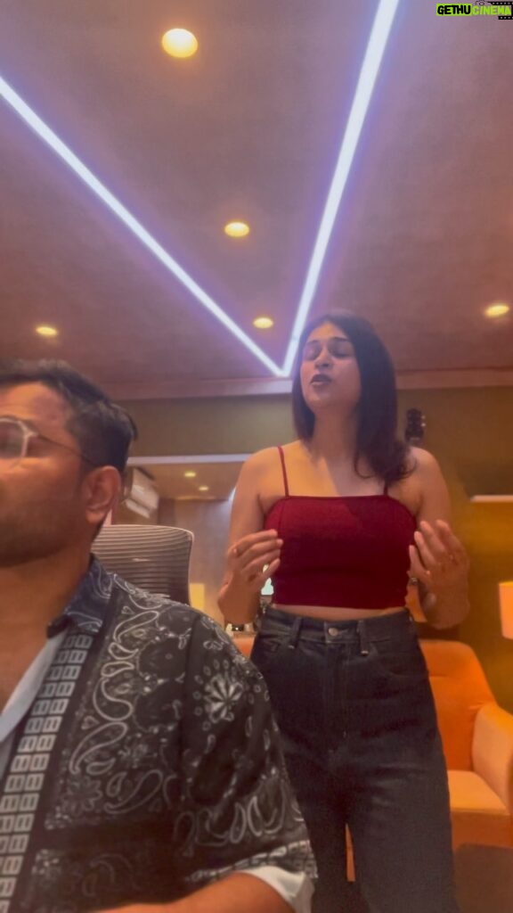 Shraddha Das Instagram - How can someone sing so beautifully like this ?! @nehabhasin4u ❤ You are a true rock star for me and @thisisdsp the OG 😎 @haroonakhtarmusic